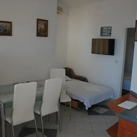 Natalie Apartman *
