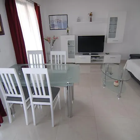 Natalie Apartman *